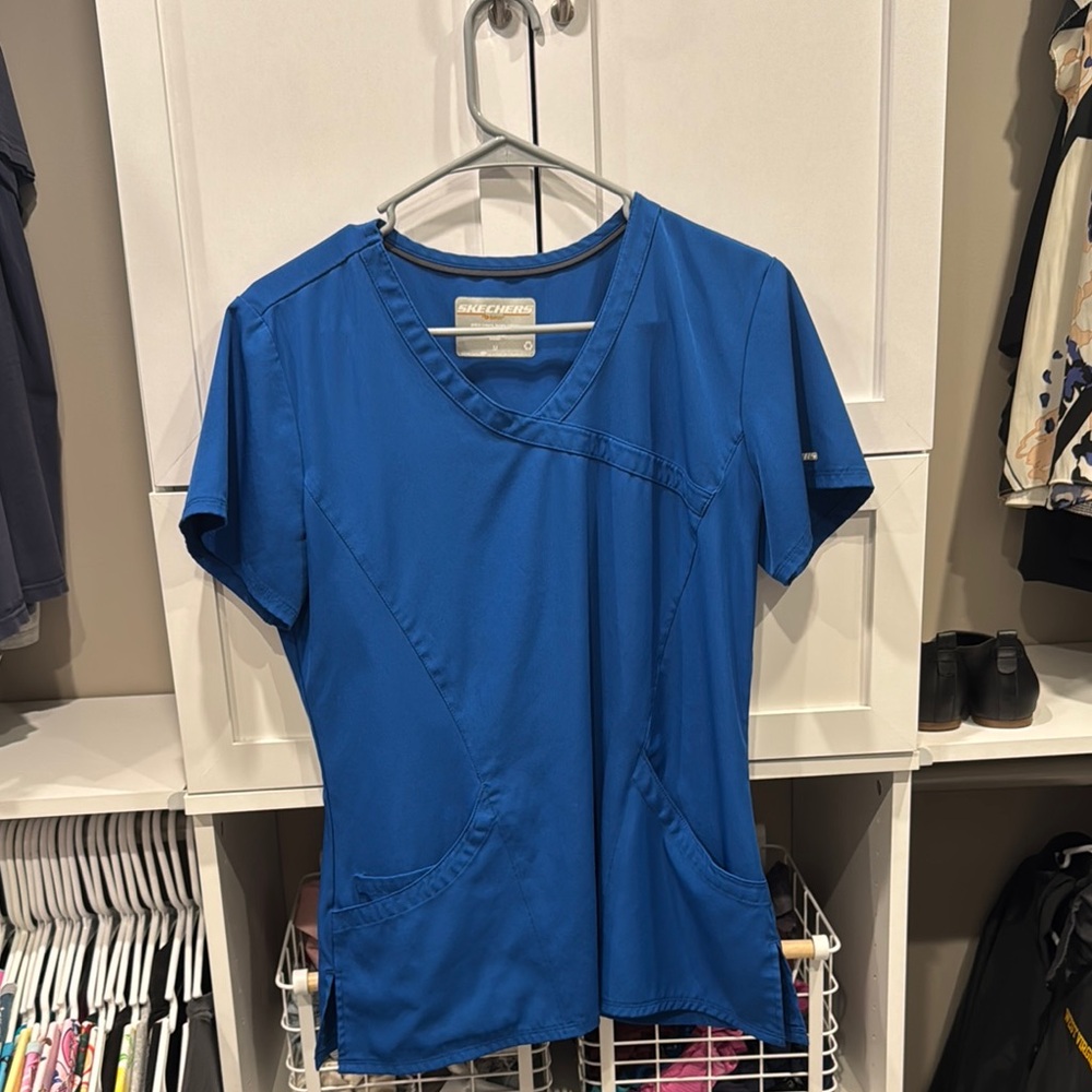 Sketchers size M scrub top royal blue
